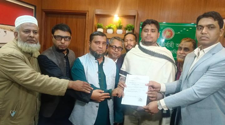 জামায়াত প্রার্থীকে সঙ্গে নিয়ে মনোনয়ন জমা দিলেন হাসনাত